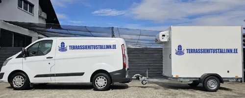 Võrkaia ees kivisillutisel seisavad valge kaubik ja agregaadiga kastjärelkäru, mõlemal TERRASSIEHITUSTALLINN.EE kiri, Peetri lao järelhaagis viis 2025. hooajal objektidele 1 384 kandetala.